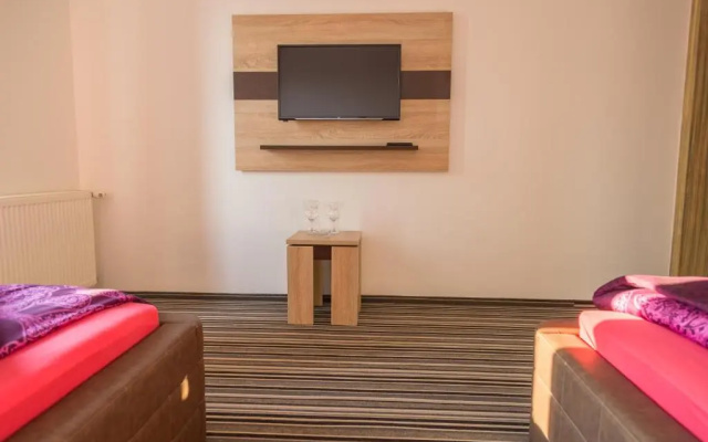 Hostel Tron