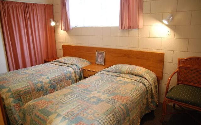 Manhattan Lodge Motel