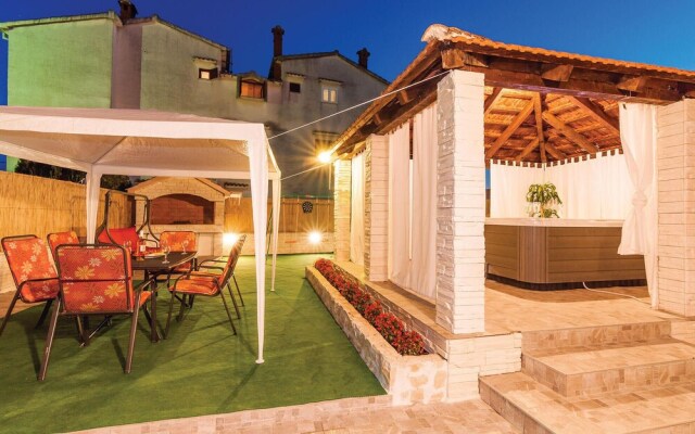 Amazing Home in Sukosan with Hot Tub, WiFi & 2 Bedrooms