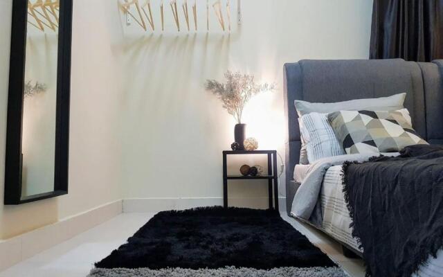 Puchong Setiawalk 8-12 pax 5min LRT Cozy Apartment