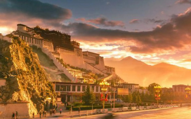 Hongshan Oxygen Fuyuan Hotel (Potala Palace Plaza)
