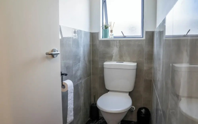 Spacious Eastern Beach Home - 1 Min From Beach!