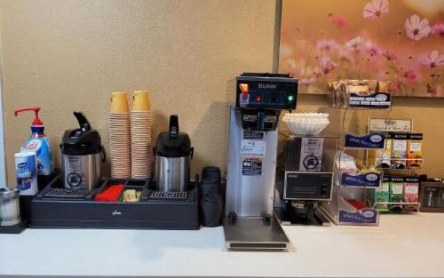 Econo Lodge Inn & Suites