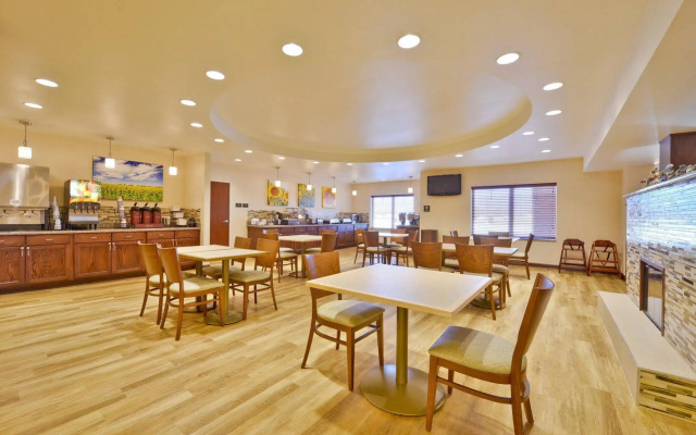 Green Mill Village Hotel & Suites, BW Signature Collection