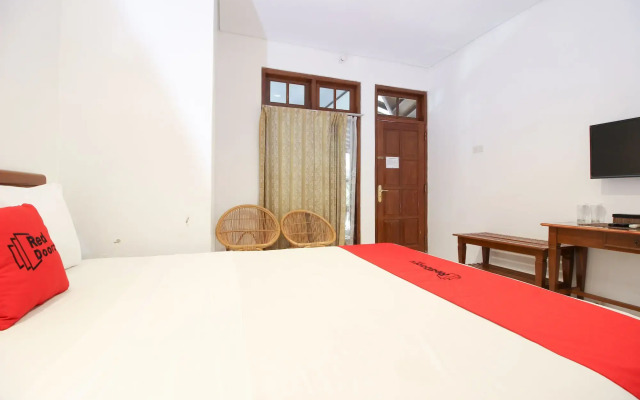 RedDoorz Plus near Alun Alun Selatan 2