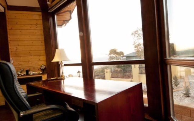 Scandinavian Castle — hotel in East Jindabyne