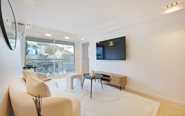 Charming Apt With AC & Balcony