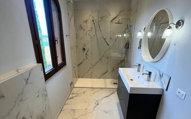 Tuscan Villa 5mins From Beach, Sleeps 8, ev Point