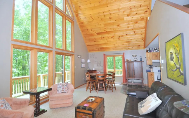 Sqyrls Nest - 3BR Retreat With a Hot Tub