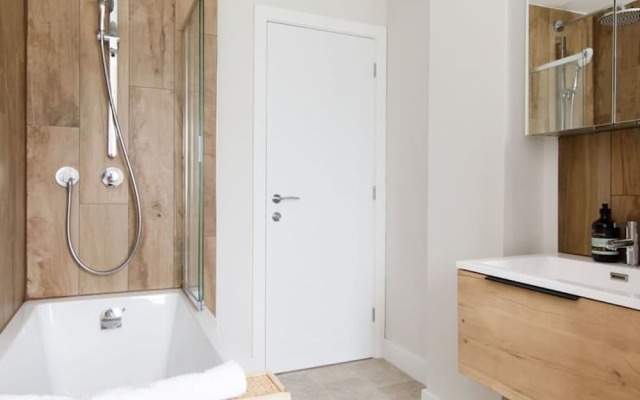 Mariners Stylish Beachside Getaway With Sea Views