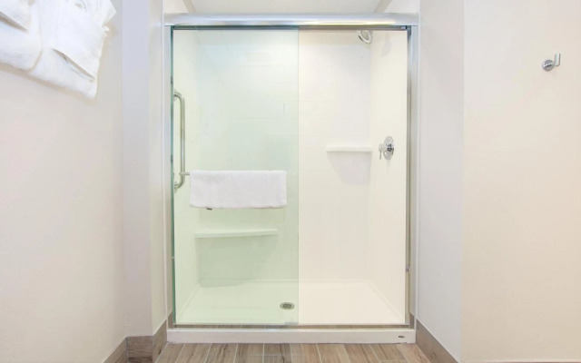 Holiday Inn Express & Suites Panama City Beach - Beachfront by IHG