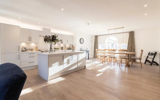 NEW Sleek & Stylish 2BD Flat - Heart of Haworth