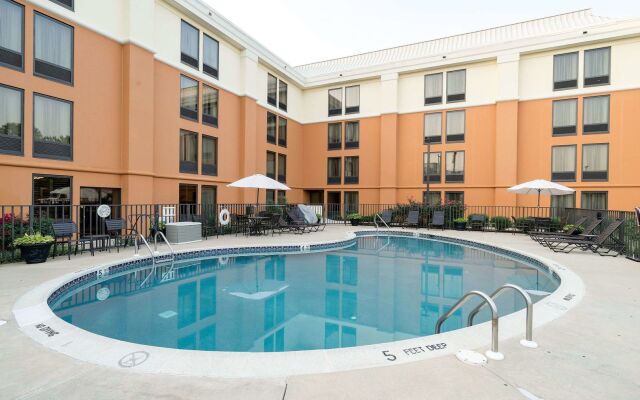 Comfort Inn & Suites Newark - Wilmington