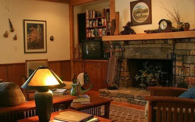 Bent Creek Lodge Bed & Breakfast