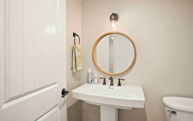 Modern Knoxville Gem: Near Campus & Eateries!