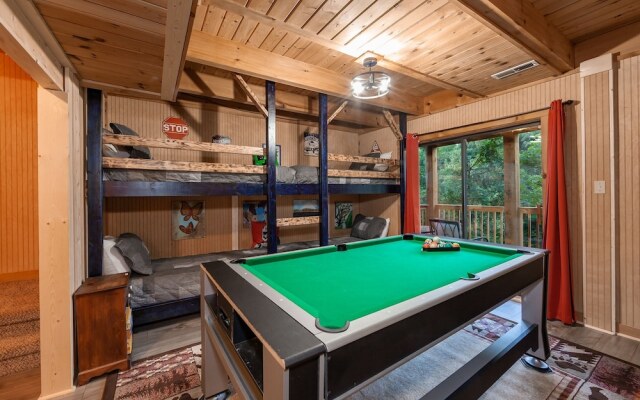 Pappy's Peak 2 Bedroom Cabin by RedAwning