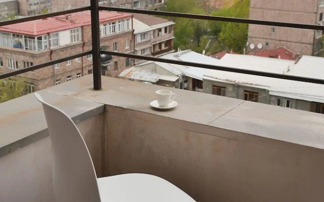 Chic 1BR Cascade Views and Near Opera