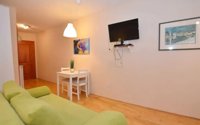 Simple and Sunny Studio Apartment