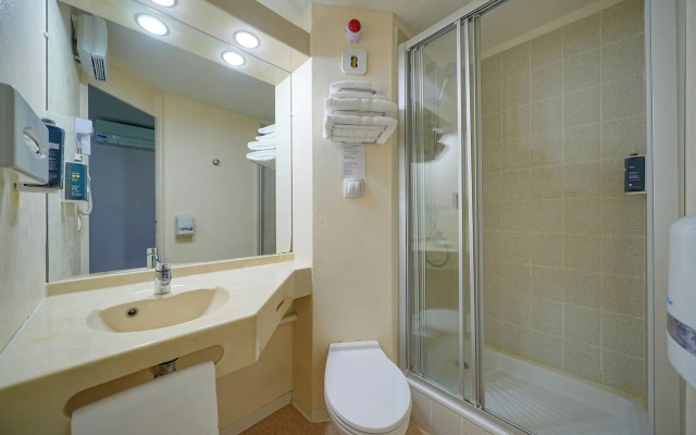 Brit Hotel Les Evens