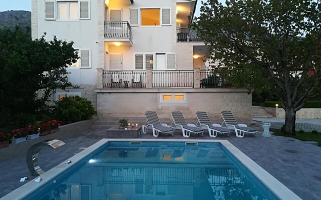 Villa 4US with pool,near Split and sea