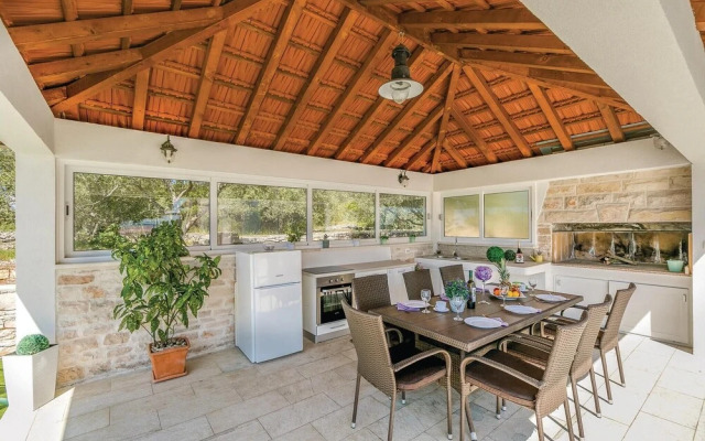 Amazing Home in Stratincica With Wifi and 5 Bedrooms