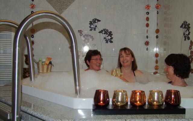 Cushy Apartment with Hot Tub, Sauna, Solarium, BBQ, Balcony