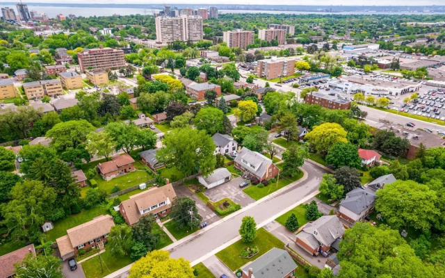 Private Studio Apartment in Burlington - U5