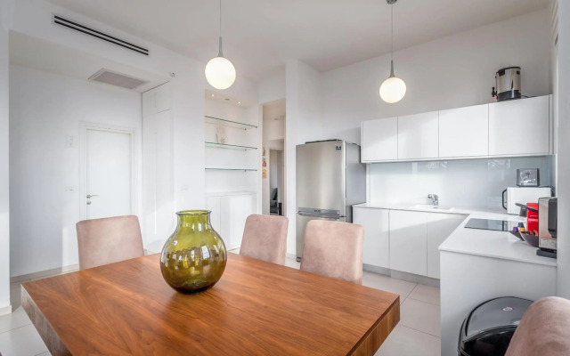 Modern & Bright 3 BDR close to the beach