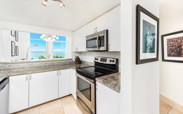 Private Residence at Castle Beach by LRMB