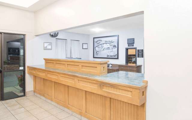 Super 8 by Wyndham Terre Haute