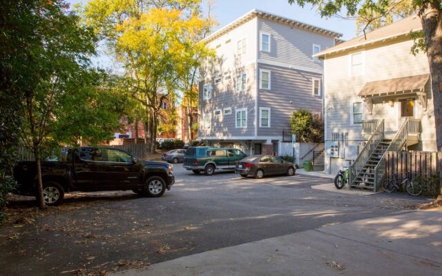 Fun 1 BR Apt In Popular NODA