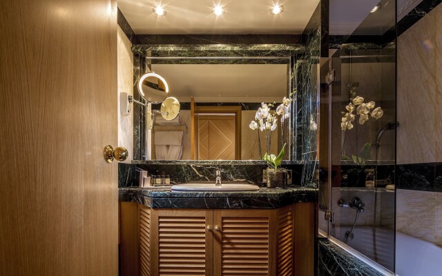 Divani Caravel Hotel