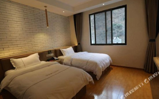 Zhengba Shilixiang Courtyard (Luding Daduhe Bridge)