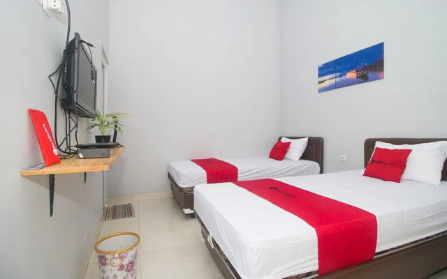 RedDoorz Plus Syariah near Alun Alun Sampang