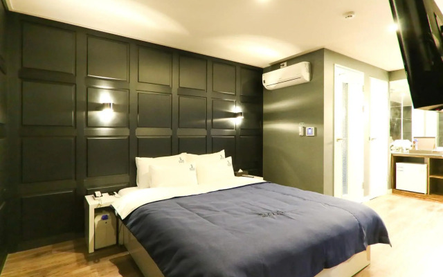 Louis Hotel