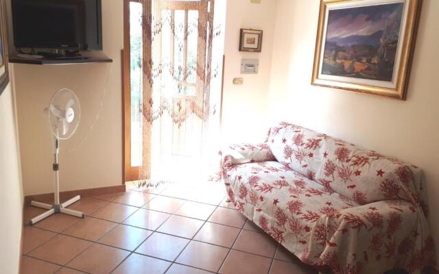 Comodo appartamento in villa 150 mt dal mare