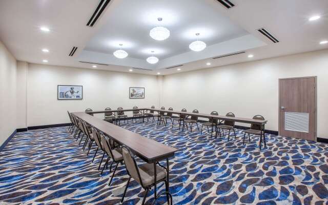 La Quinta Inn & Suites by Wyndham Dallas Duncanville