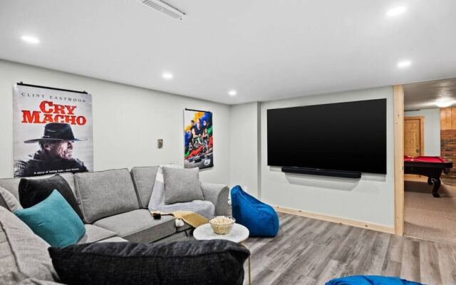 SPACIOUS 3,000 sq2 Luxury Home | PRIVATE Pool & Hot Tub | STEPS to Kinsmen Beach