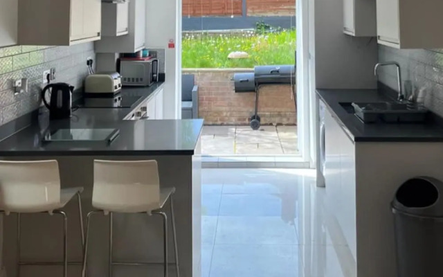 Luxurious London House With 6 Bedrooms