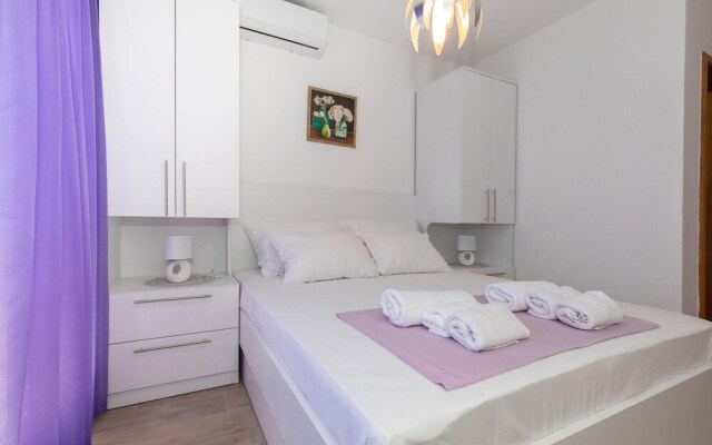 Nice Apartment in Komarna With Wifi and 3 Bedrooms