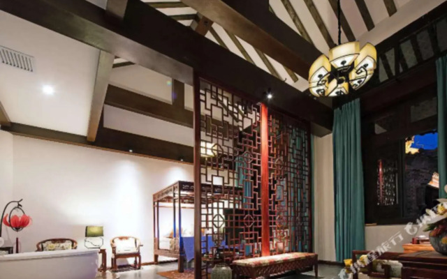 Bai Lu Kingdom Palace Boutique Hostel