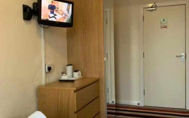 OYO Wave Crest Hotel