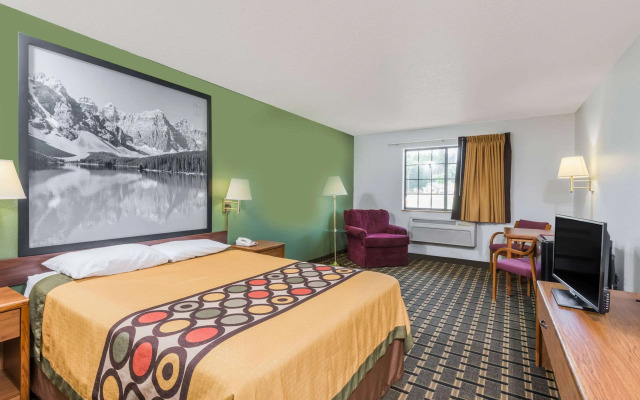 Super 8 by Wyndham Coshocton Roscoe Village