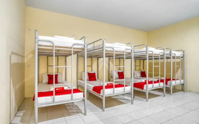 RedDoorz Plus near RSUD Dr. Pirngadi Medan 2 - Hostel