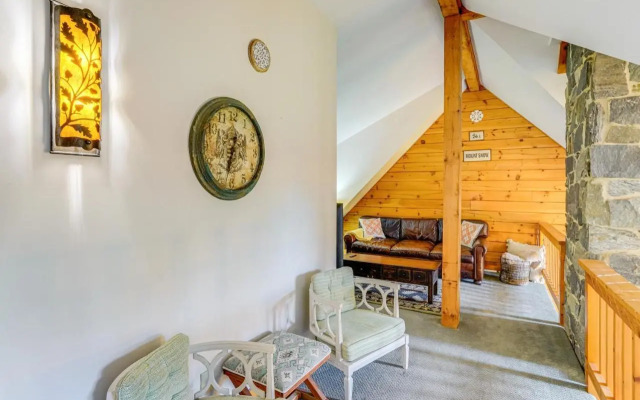 Spacious Wilmington Cabin: Walk to Lake