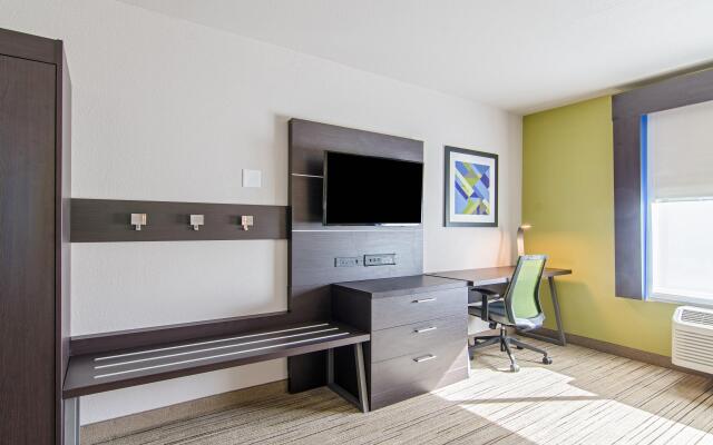 Holiday Inn Express & Suites Atchison by IHG