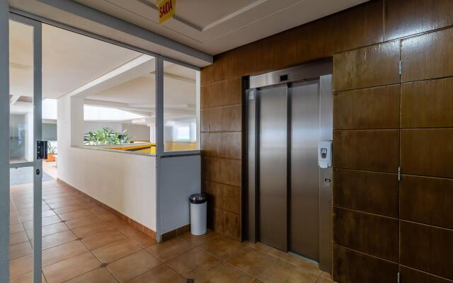 Apto em cond. a beira mar com piscina EAR0401