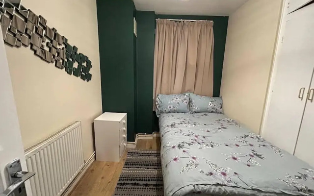 Charming Three Bedroom 5 Double Bed Apt in London