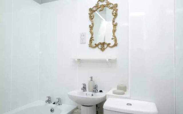 JOIVY Stylish Castle View Apartment