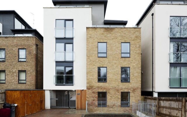 Contemporary Holiday Home in London With Patio